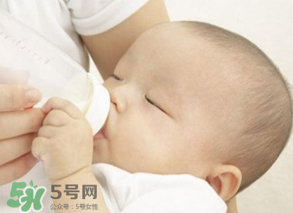 新生兒嗜睡吃奶量少要緊嗎？新生兒吃奶量少怎么辦？
