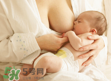 新生兒嗜睡吃奶量少要緊嗎？新生兒吃奶量少怎么辦？