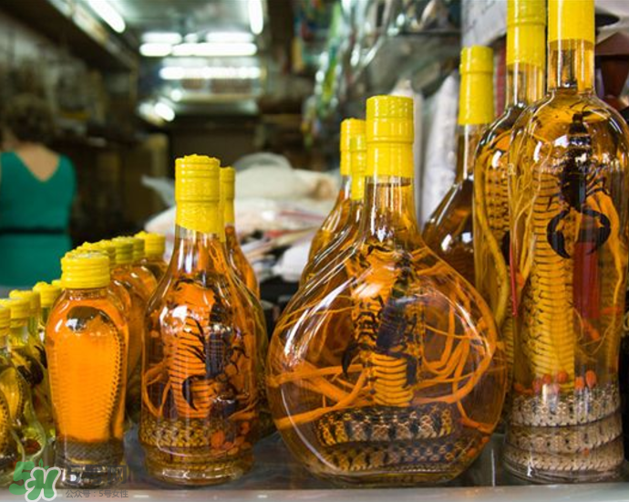 毒蛇泡在酒里為什么不死？毒蛇泡酒不死是什么原因？