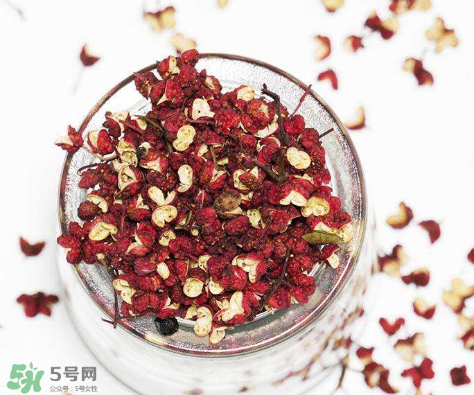 花椒泡腳能治白發(fā)嗎？花椒泡腳白發(fā)能轉(zhuǎn)黑嗎？