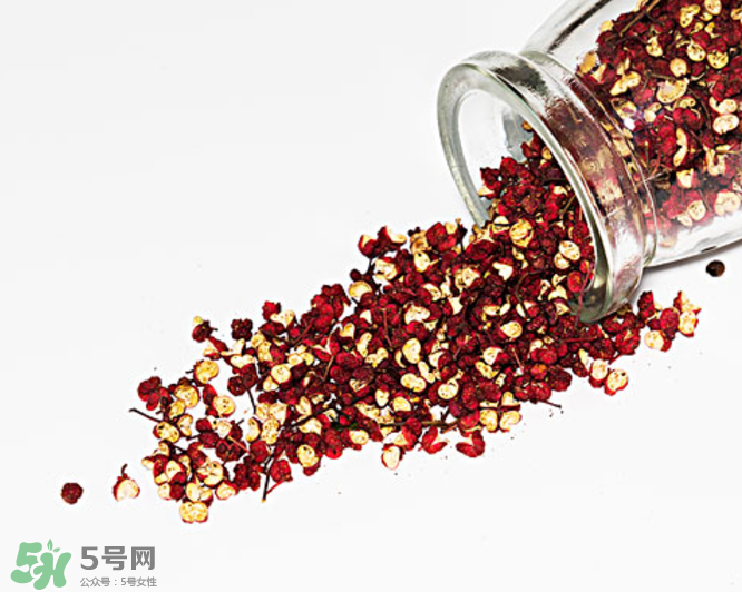 花椒泡腳能治白發(fā)嗎？花椒泡腳白發(fā)能轉(zhuǎn)黑嗎？