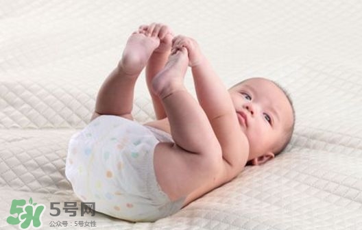 新生兒一天用多少尿不濕？新生兒尿不濕買多大的？