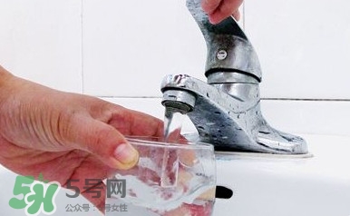 自來(lái)水為什么不能直接喝？自來(lái)水洗過(guò)的水果為什么可以吃？