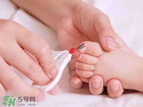 未滿月的寶寶可以剪指甲嗎？寶寶多久剪一次指甲？