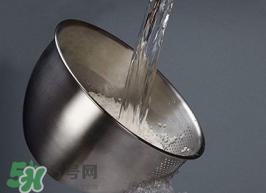 自來(lái)水為什么不能直接喝？自來(lái)水洗過(guò)的水果為什么可以吃？