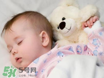 寶寶睡覺出汗多還要蓋被嗎？寶寶睡覺出汗多怎么辦？