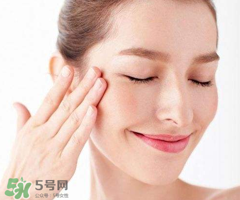光擦保濕型化妝水就能有效保濕?怎樣正確的使用化妝水？