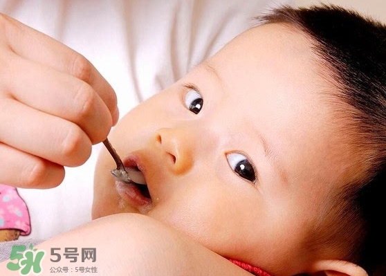 母乳喂養(yǎng)胸部會變形嗎？如何避免產(chǎn)后乳房變形？