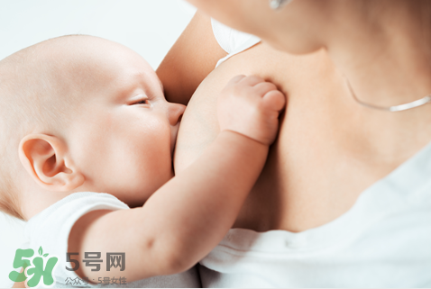 母乳喂養(yǎng)胸部會變形嗎？如何避免產(chǎn)后乳房變形？