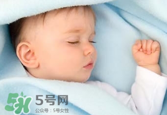 寶寶睡覺出汗多還要蓋被嗎？寶寶睡覺出汗多怎么辦？