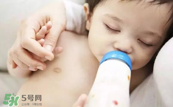 寶寶睡覺吃奶好嗎？寶寶睡覺吃奶怎么辦？