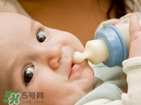 寶寶睡覺吃奶好嗎？寶寶睡覺吃奶怎么辦？
