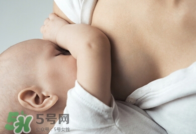母乳喂養(yǎng)胸部會變形嗎？如何避免產(chǎn)后乳房變形？