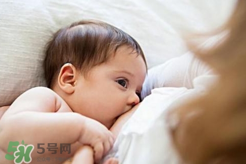 母乳喂養(yǎng)胸部會變形嗎？如何避免產(chǎn)后乳房變形？