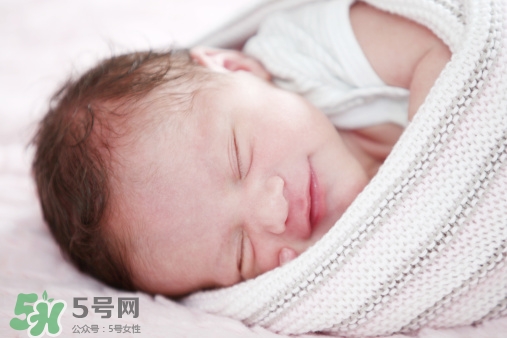 寶寶睡覺頭出汗是熱嗎？寶寶睡覺頭出汗是怎么回事？