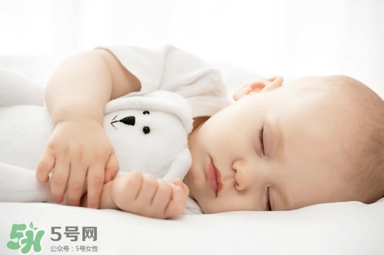 寶寶睡覺突然大哭是什么原因？寶寶睡覺突然哭醒怎么辦？