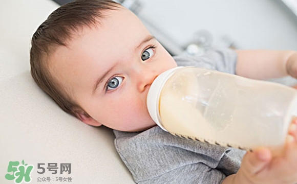 寶寶睡覺吃奶好嗎？寶寶睡覺吃奶怎么辦？