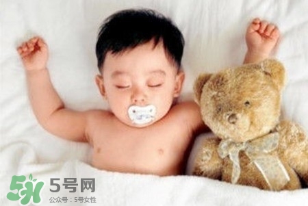 寶寶睡覺出汗多還要蓋被嗎？寶寶睡覺出汗多怎么辦？