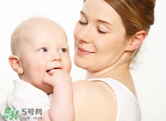 母乳喂養(yǎng)胸部會變形嗎？如何避免產(chǎn)后乳房變形？