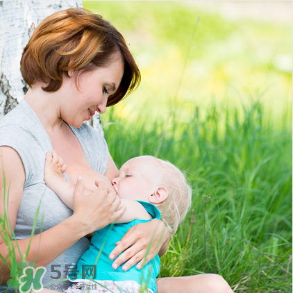 母乳喂養(yǎng)胸部會變形嗎？如何避免產(chǎn)后乳房變形？