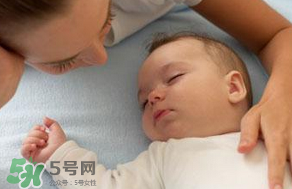 寶寶睡覺搖頭怎么回事？寶寶睡覺搖頭是缺鈣嗎？
