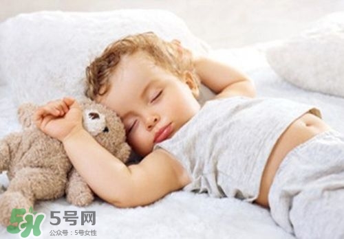 寶寶睡覺頭出汗是熱嗎？寶寶睡覺頭出汗是怎么回事？