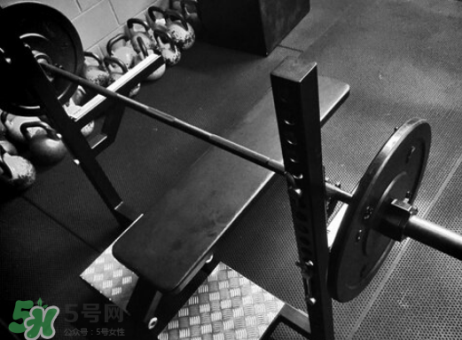 臥推怎么用胸肌發(fā)力？臥推發(fā)力技巧