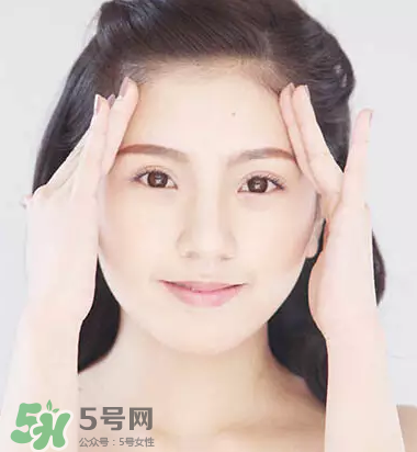 抬頭紋太重怎么辦？撫平抬頭紋只需這幾招