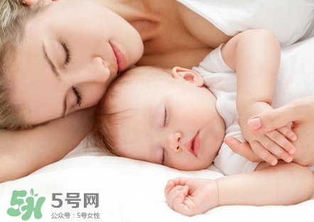 新生兒怎么睡覺(jué)姿勢(shì)正確？新生兒怎么睡頭型好看？