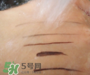 眼線膏要沾水嗎？用干刷子還是濕刷子