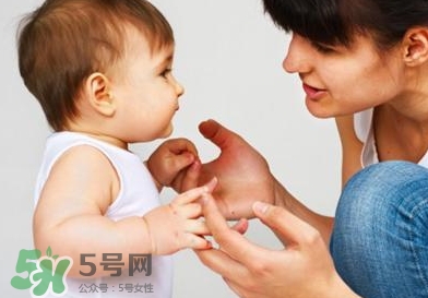 寶寶說話早晚和智力有關(guān)系嗎？寶寶說話晚怎么辦？