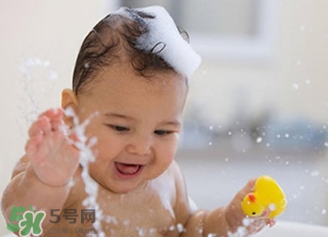 新生兒痤瘡多久會好？新生兒痤瘡能用百多邦嗎？