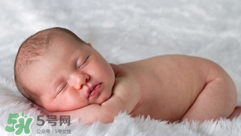 新生兒怎么睡覺(jué)姿勢(shì)正確？新生兒怎么睡頭型好看？