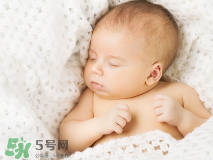 新生兒怎么睡覺(jué)姿勢(shì)正確？新生兒怎么睡頭型好看？