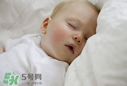 寶寶發(fā)燒睡著了要叫醒吃藥嗎？9個處理寶寶發(fā)燒的辦法