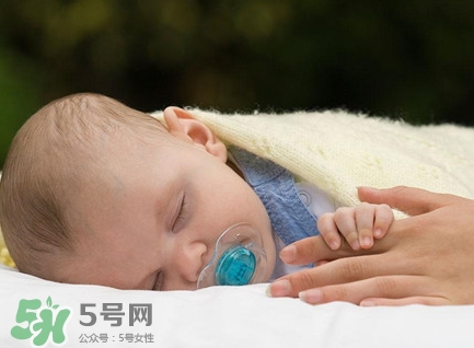 新生兒怎么睡覺(jué)姿勢(shì)正確？新生兒怎么睡頭型好看？