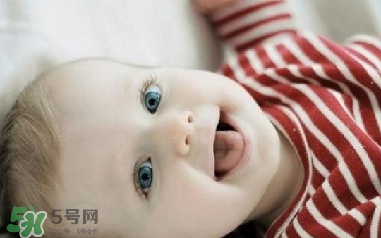 寶寶睡覺為什么會笑？寶寶睡覺笑出聲是做夢了嗎？