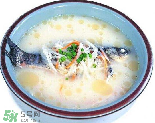 鯽魚湯里可以放什么菜最好？鯽魚燉湯放什么菜？