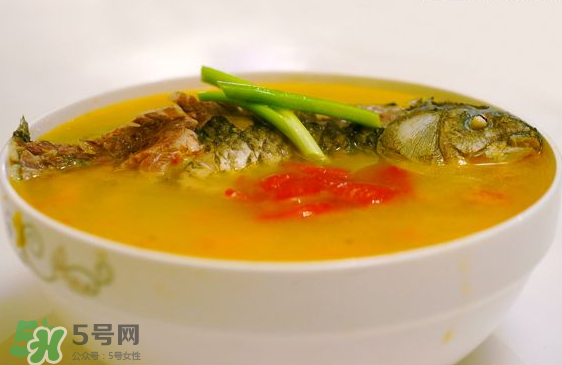 鯽魚湯可以放西紅柿嗎？西紅柿鯽魚湯的功效