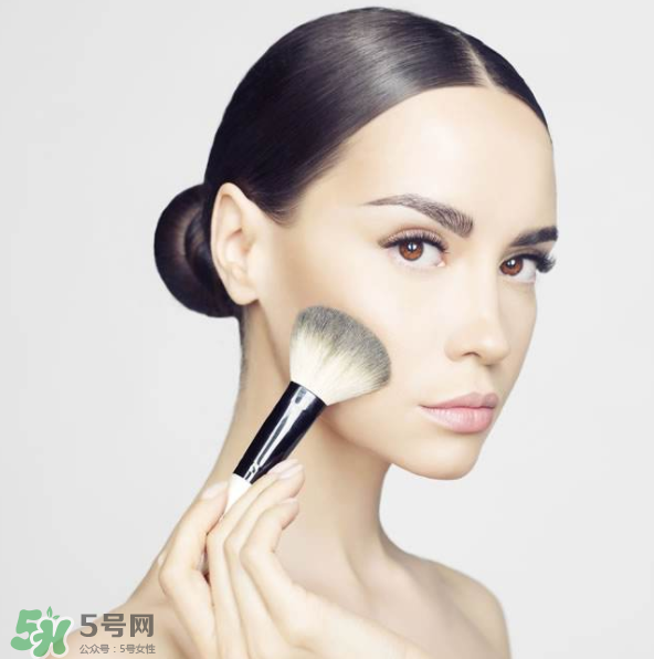 涂了防曬再上散粉會搓泥嗎？防曬噴霧和散粉的先后順序 