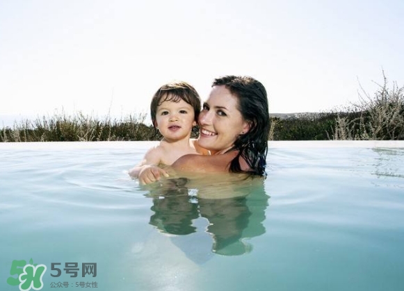 水中分娩時(shí)難產(chǎn)怎么辦？水中分娩和無痛分娩哪個(gè)好？