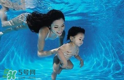 水中分娩時寶寶會嗆水嗎？水中分娩寶寶不會淹嗎？