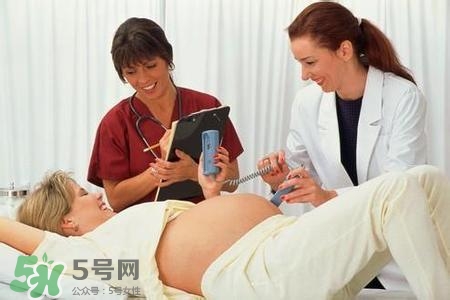 水中分娩時(shí)難產(chǎn)怎么辦？水中分娩和無痛分娩哪個(gè)好？
