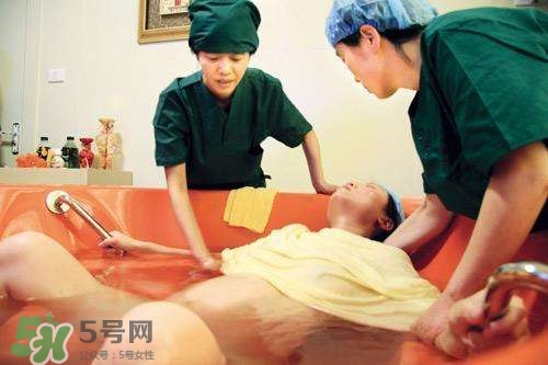 水中分娩時寶寶會嗆水嗎？水中分娩寶寶不會淹嗎？