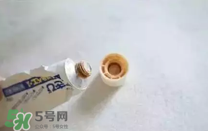 白兔暗瘡膏還是獅王祛痘膏好？?jī)煽铎疃划a(chǎn)品對(duì)比