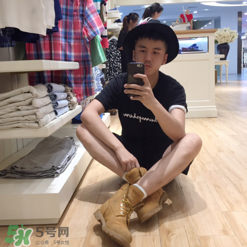 timberland鞋碼偏大嗎？timberland鞋碼偏大還是偏?。?></p><p>女人要買一雙好鞋，才能走的更爽，哈哈哈，本來想買cat的經(jīng)典款，糾結(jié)了好久，但是在Timberland試了覺得Timberland的更舒服，鞋型也瘦一點(diǎn)點(diǎn)，但是還是好帥啊，超級(jí)帥，而且沒有cat那么重。</p><p>Timberland就不用多介紹了吧，這也是鞋柜必備的鞋子之一，他家的鞋買回來都會(huì)磨腳，各位考慮好在入，一般我穿這雙鞋都會(huì)搭配比較長(zhǎng)的白色襪子，個(gè)人喜好，覺得搭配的層次感比較重要。</p> </div>
<div align=