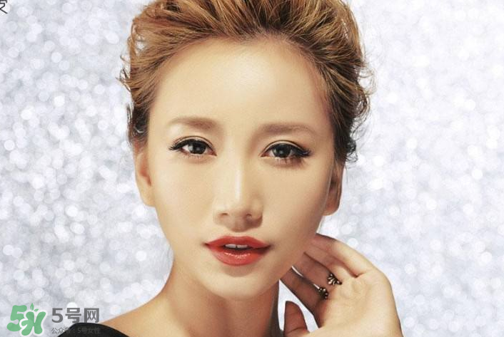 生理鹽水能泡隱形眼鏡嗎？生理鹽水能泡美瞳嗎？