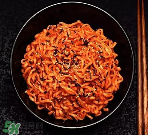 國產(chǎn)火雞面和韓國的味道一樣嗎？國產(chǎn)火雞面和韓國有什么區(qū)別？