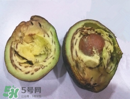 牛油果切開黑了能吃嗎？牛油果為什么會有黑點？