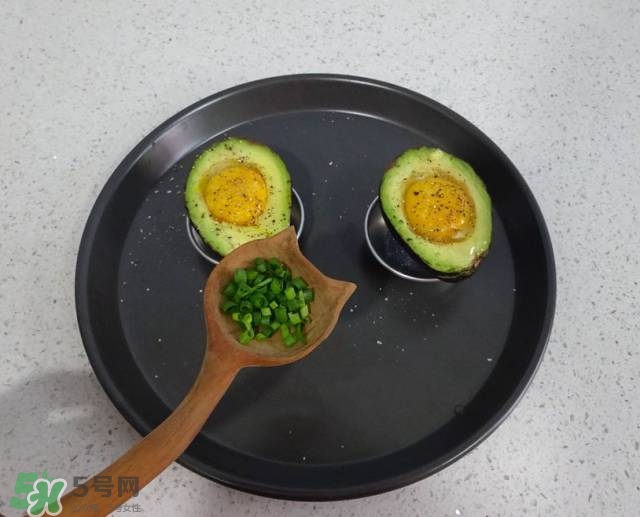 牛油果沙拉怎么做？牛油果沙拉用什么醬？